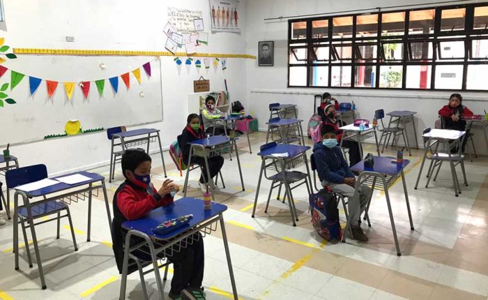 Vuelta gradual a clases presenciales en la Escuela San Ignacio de Calera de Tango. Los estudiantes acuden de manera voluntaria.